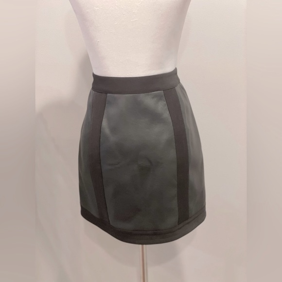 BCBG MAXAZRIA LEATHER SKIRT - Picture 5 of 5